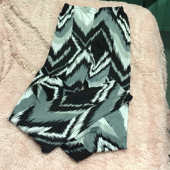 BLACK & WHITE & GRAY FLAME STITCH PRINT LEGGINGS PANTS - Picture 4 of 4